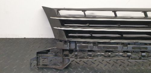 VW Touran 1T3 2011 Front Radiator Grille Black Chrome Moulding