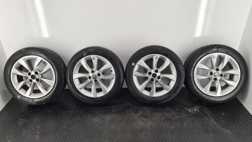 VAUXHALL ADAM SET OF 4 ALLOY WHEELS & PART WORN TYRES AAK9 X4 195 55 16